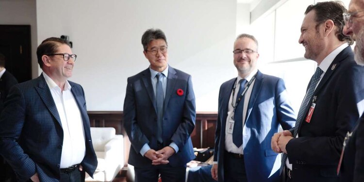 El CEO de Bombardier, Éric Martel, anunció que la firma de capital canadiense, líder en el sector aeroespacial, incrementará su planta laboral en Querétaro.