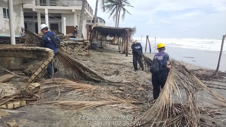 Brigadas de Respuesta a Emergencias de la Marina realizan labores de limpieza y remoción de escombros en municipios afectados.