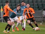 Shakhtar's Dmytro Topalov, right, duels for the ball with Feyenoord's Marcus Holmgren Pedersen, second left, and Feyenoord's Alireza Jahanbakhsh, second right, during the Europa League round of 16 first leg soccer match between Shakhtar Donetsk and Feyenoord, at Polish Army Stadium in Warsaw, Poland, Thursday, March 9, 2023. (AP Photo/Czarek Sokolowski)
