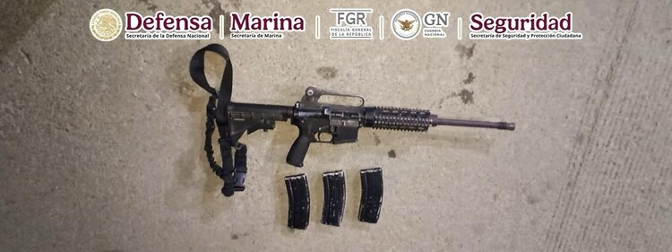 Decomisan arma larga a detenidos.