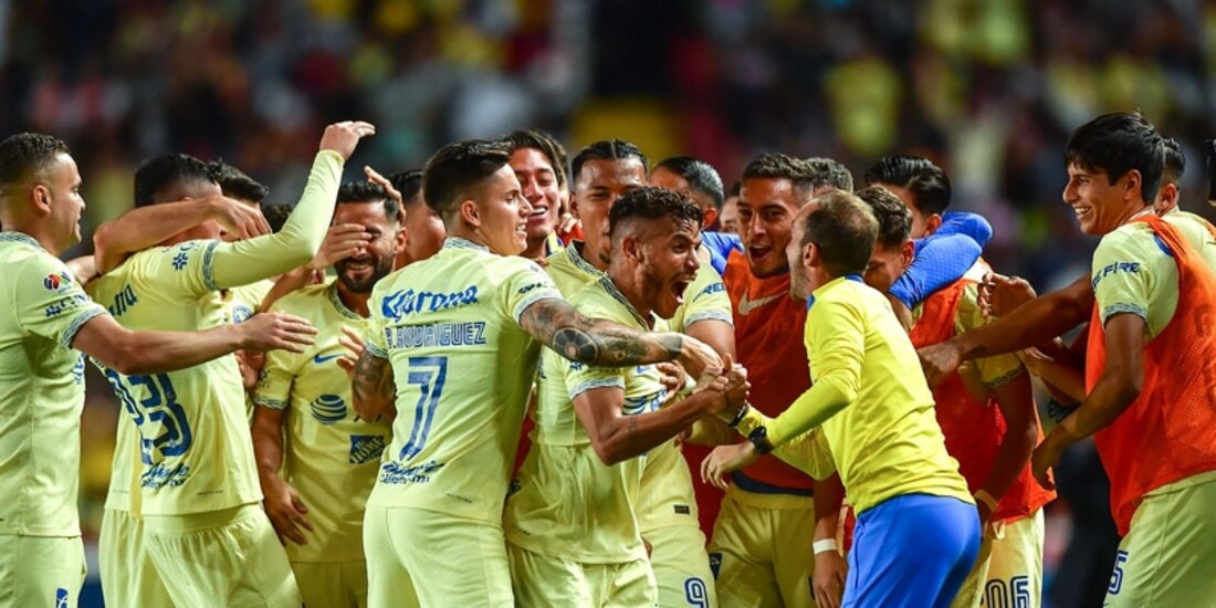 Futbolistas del América festejan un gol contra el Necaxa en la Jornada 14 del Torneo Apertura 2022 de la Liga MX.