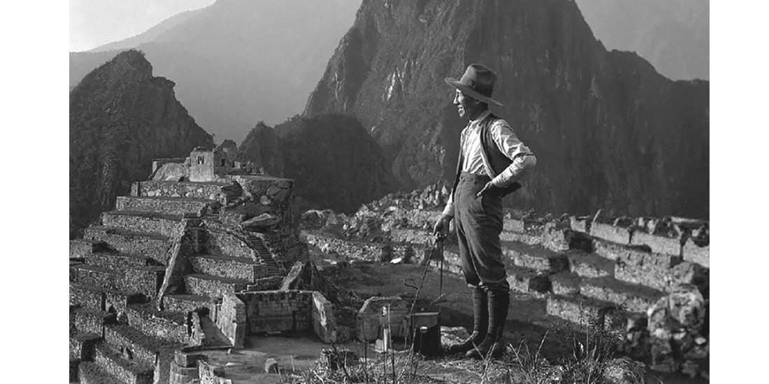 Martín Chambi, Autorretrato delante de Machu Picchu, Perú, 1930 – 1935.