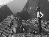 Martín Chambi, Autorretrato delante de Machu Picchu, Perú, 1930 – 1935.