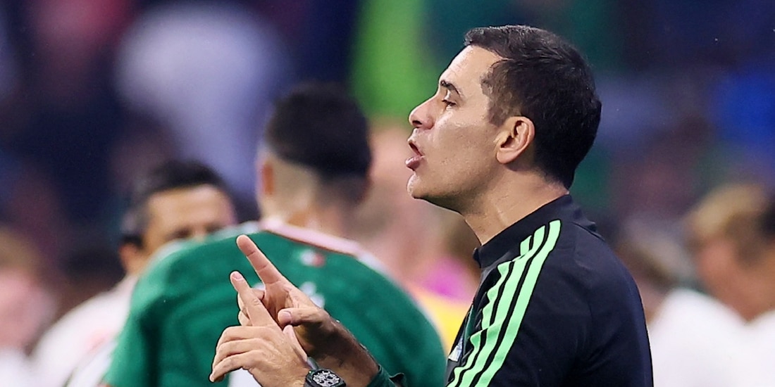 Rafa Márquez da indicaciones durante el México vs Inglaterra de octavos de final del Mundial 2026.