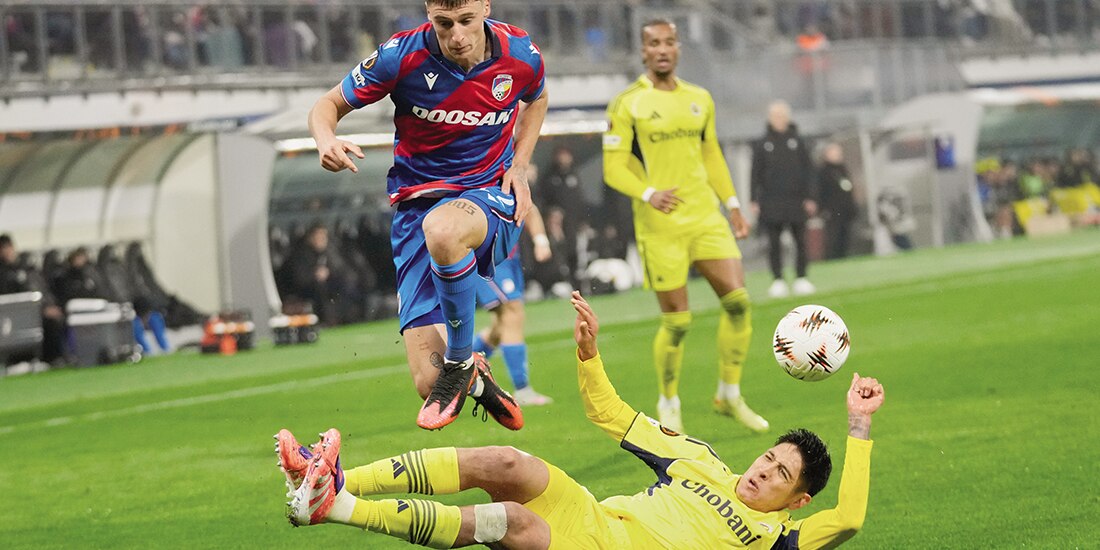 Edson Álvarez se barre en el partido de ayer, del Fenerbache, en la Europa League. Empató a cero ante el Viktoria.