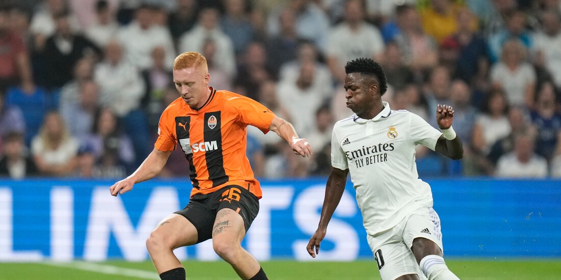 Yukhym Konoplya, del Shakthar Donetsk, conduce el balón ante la marca de Vinícius Junior en el juego de la tercera fecha de la Champions League.
