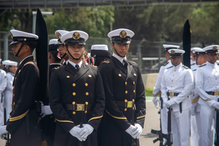 Con uniformes de gala, cadetes y fuerzas especiales representarán a la Armada en el desfile patrio.