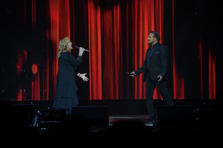 Pimpinela se entregó al Auditorio Nacional con éxitos como “A Esa” y “Olvídame y Pega la Vuelta”.