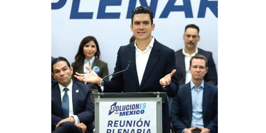 EL DIRIGENTE partidista, con senadores
de su partido, ayer, en la plenaria