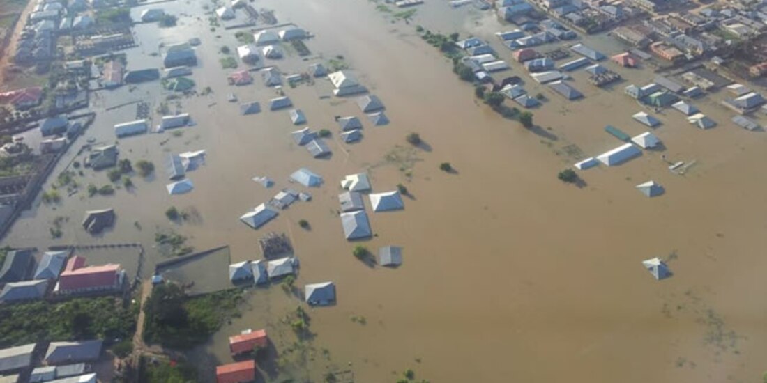 Lluvias torrenciales ocasionaron el desbordamiento de ríos, el jueves.