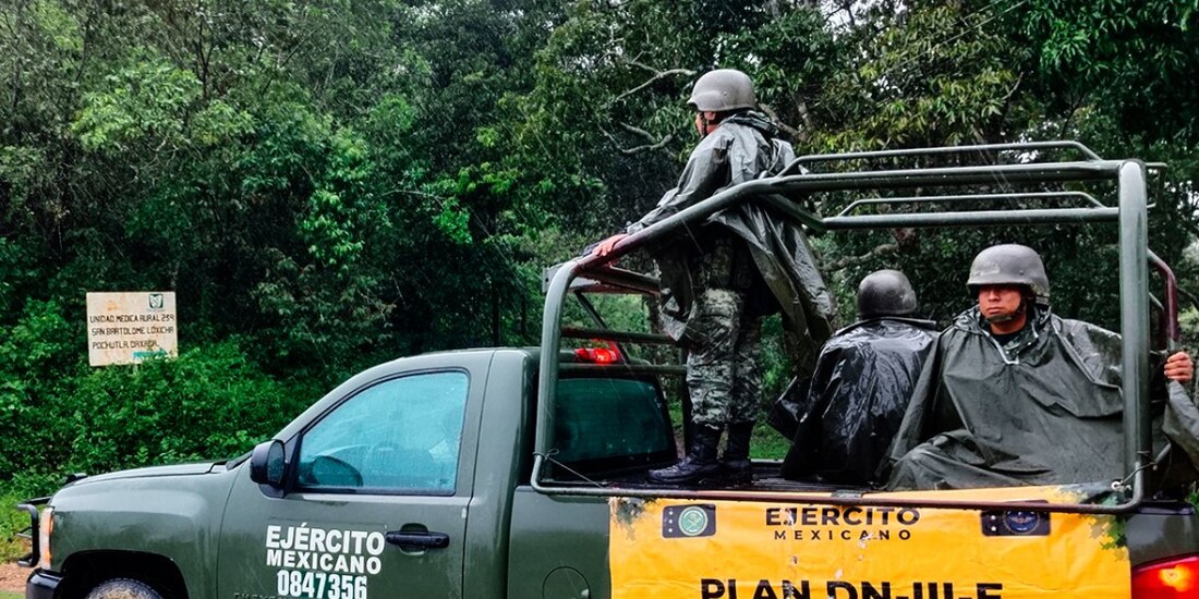 Fuerzas armadas apoyan a población civil ante el paso del huracán "John".