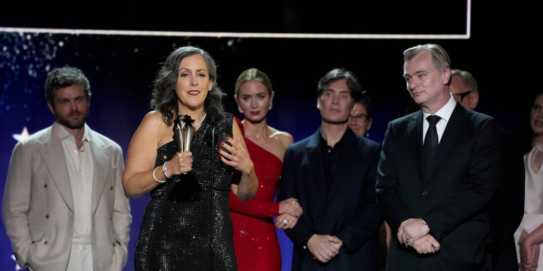 El director de Oppenheimer y su esposa, la productora Emma Thomas (con el premio), ayer.