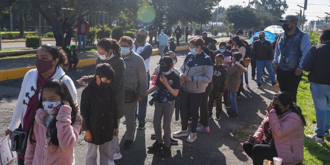 Menores reciben primera dosis de la vacuna contra Covid-19 en Toluca, el 1 de agosto.
