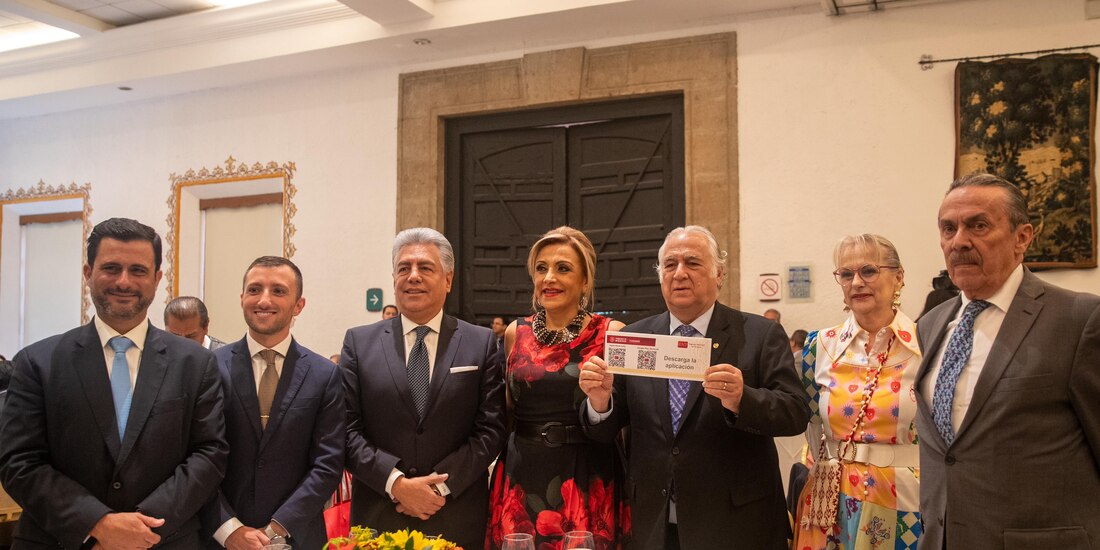 Miguel Torruco acompañado de diversos funcionarios, ayer.