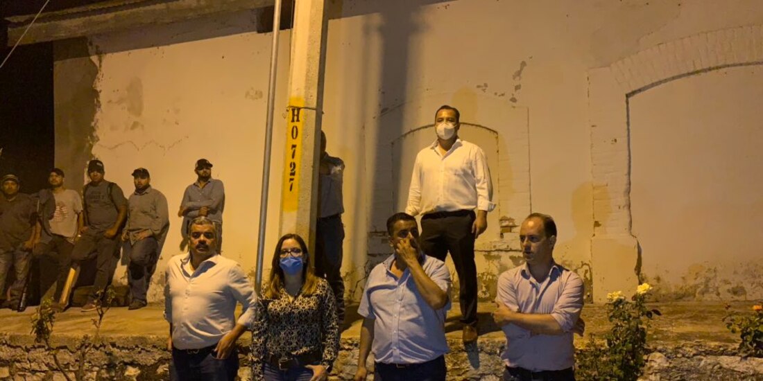 El legislador local (al centro, atrás), durante el corte de luz en la presa, el jueves.