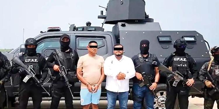 Agentes custodian a Miguel Sánchez (der.) y a Alberto de la Paz, el 23 de septiembre.