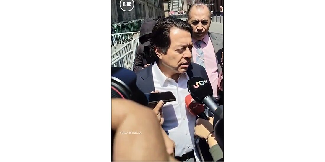 EL SECRETARIO de Educación, Mario Delgado, ayer, afuera de Palacio Nacional.