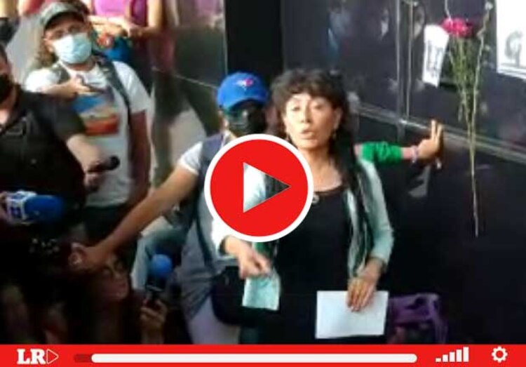 Protesta de mujeres frente a la FGR