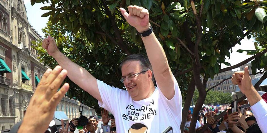 VIDEO. Marcelo Ebrard arranca campaña interna con visita a su maestra de kínder.