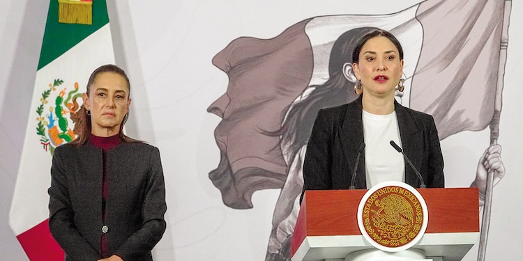 La Presidenta Claudia Sheinbaum y la secretaria de Cultura federal Claudia Curiel (der.), ayer, en Palacio Nacional.