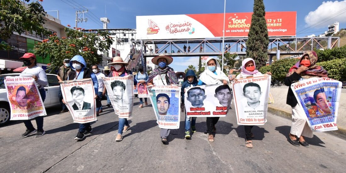 Familiares de los jóvenes desaparecidos marchan en Guerrero, el pasado 12 de diciembre.