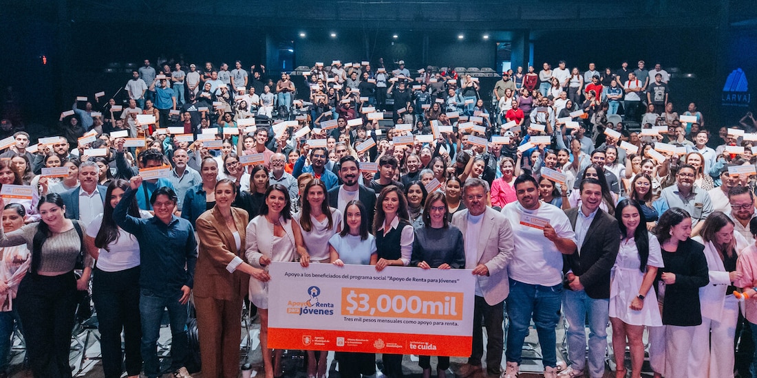 Autoridades tapatías encabezan el arranque del programa de apoyo económico para la juventud.