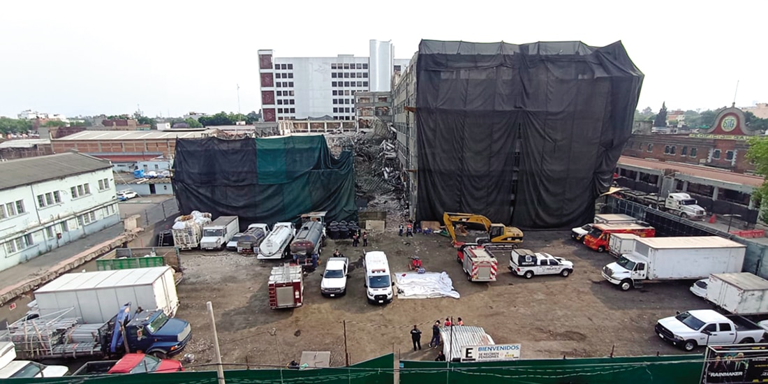 Personas de rescate durante las labores de ayuda en el edificio de San Antonio Abad 124, colapsado el 9 de marzo.
