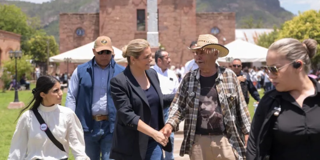 La gobernadora Maru Campos asistió a ceremonia en memoria de sacerdotes jesuitas.