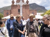 La gobernadora Maru Campos asistió a ceremonia en memoria de sacerdotes jesuitas.