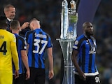 Romelu Lukaku, derecha, delantero del Inter de Milan tras recibir la medalla de subcampeón de la Champions League