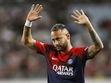 Neymar saluda a aficionados del PSG previo a un partido amistoso del equipo francés en Japón, el 25 de julio.