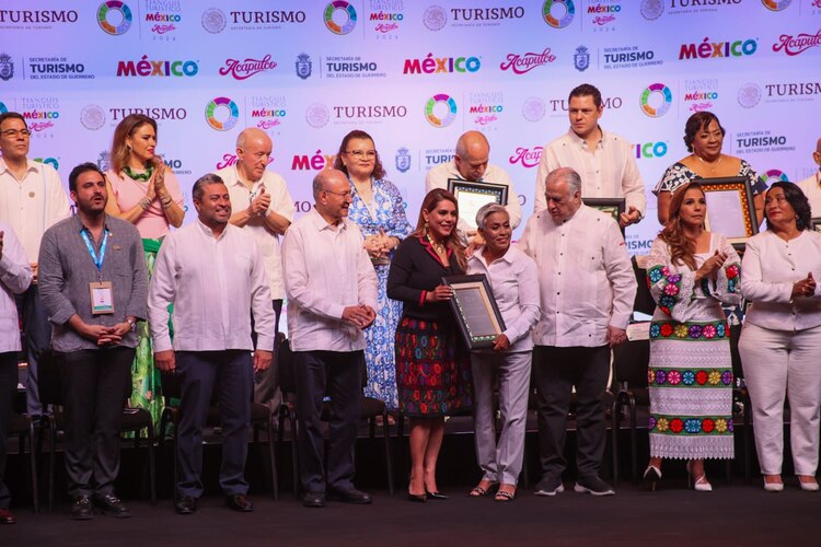 “Acapulco es el Tianguis Turístico; hoy gracias a todas y todos ustedes, se sigue manteniendo en casa”, dijo.