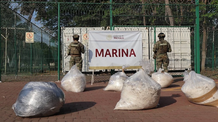 Aseguran paquetes de presunta metanfetamina en Manzanillo