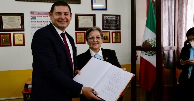Senador Alejandro Armenta con la directora María Patricia Palacios de la primaria "Simón Bolívar"