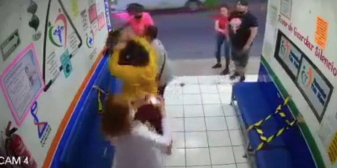 En un video se observa cómo una familia agrede a la doctora de una farmacia luego de que les pidiera que se colocaran el cubrebocas en Ecatepec.
