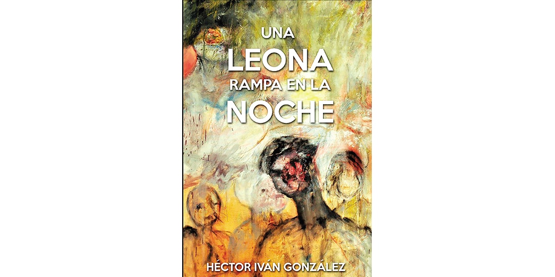 Una leona rampa en la noche