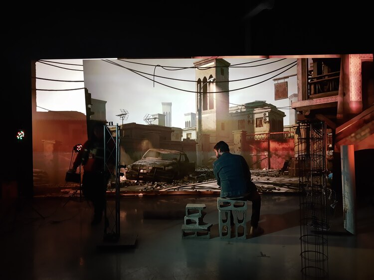 El equipo de iDigital, durante la grabación de dos escenas, una en un aeropuerto y otra en Siria.