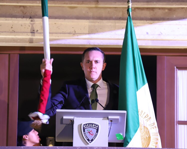 Adrián Ruvalcaba, alcalde de Cuajimalpa, durante festejos patrios