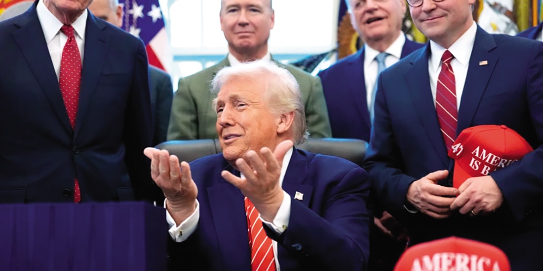 Donald Trump tras firmar un proyecto de ley de gastos en la Oficina Oval de la Casa Blanca, ayer.