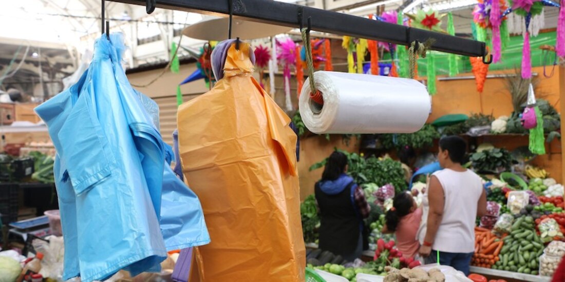En la imagen de archivo, las bolsas de plástico para despachar verdura en un mercado de la CDMX