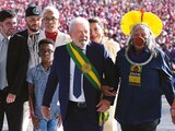 1: Lula da Silva luce la banda presidencial tras rendir protesta, ante una multitud, ayer.