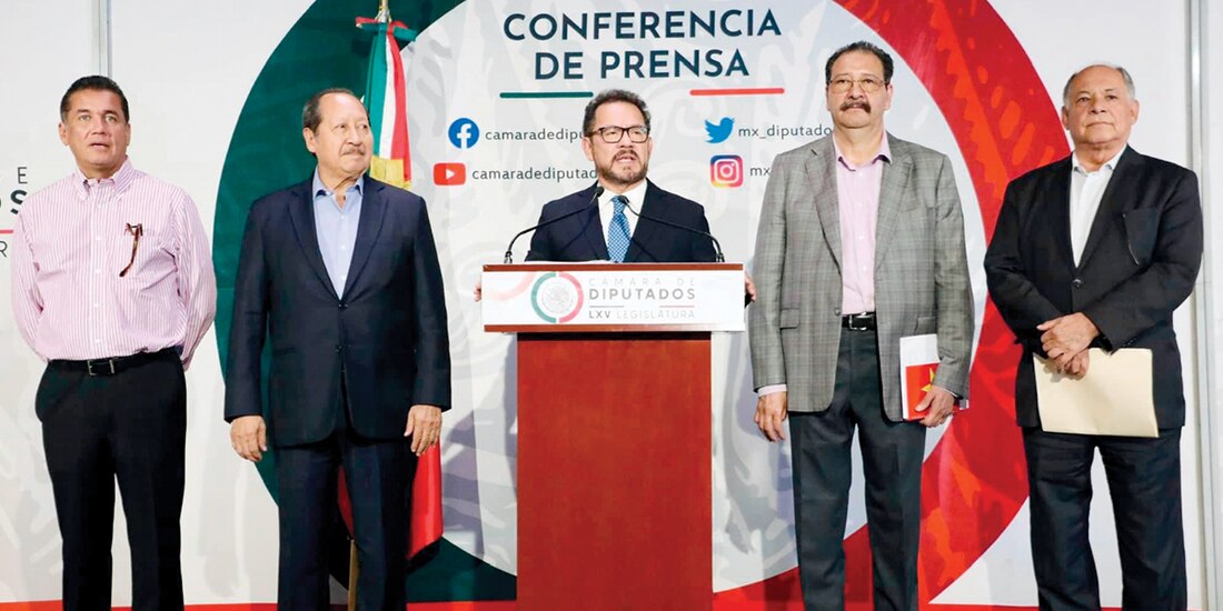 Diputados de Morena encabezados por Ignacio Mier (2.o de der. a izq.), ayer.