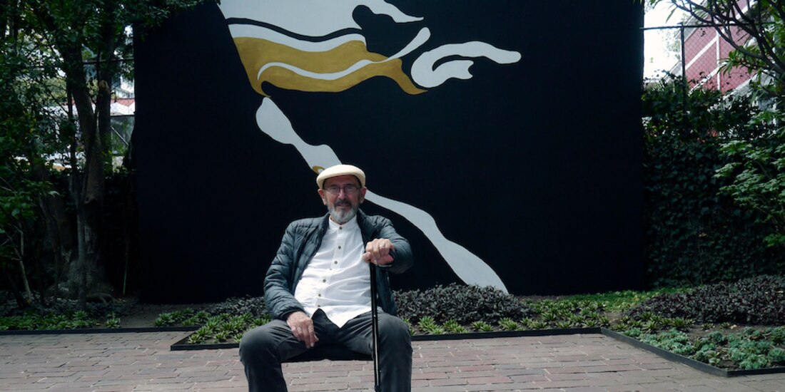 El creador, posa en el patio del Seminario de Cultura Mexicana, tras la charla con La Razón.