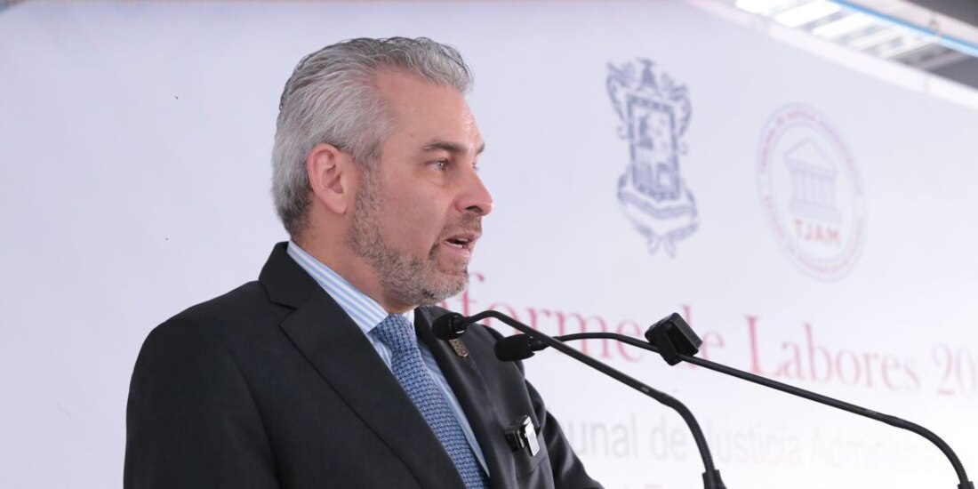 El titular del Ejecutivo de Michoacán, Alfredo Ramírez Bedolla, al pronunciar su discurso ante representantes de los tres poderes de la entidad, ayer.