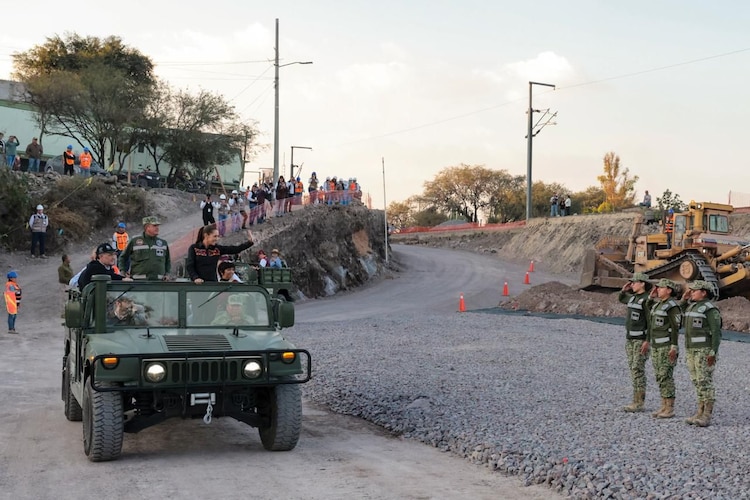 Sheinbaum agradece al grupo de ingenieros militares dela Defensa por la construcción del tren México-Querétaro.