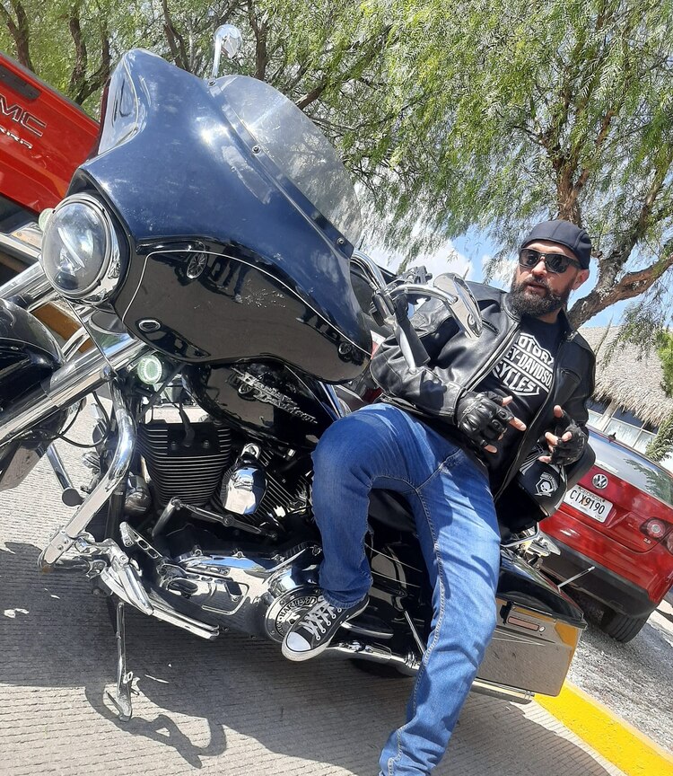 El padre Jimmy presumía su moto en redes