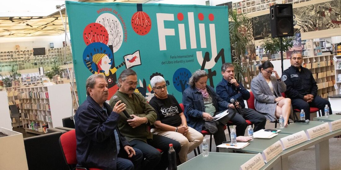 Paco Ignacio Taibo II, director del Fondo de Cultura Económica (izq.), encabezó la presentación, ayer.