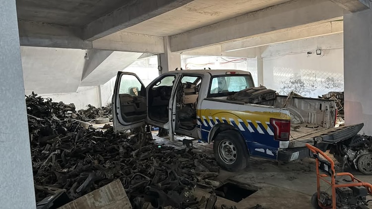 Uno de los locales cateados ayer, en donde se decomisaron autos desvalijados y autopartes.