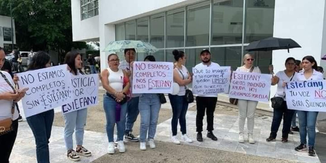Amigos y familiares de la víctima se plantaron afuera de la sede de la Fiscalía de Justicia del estado, ayer.