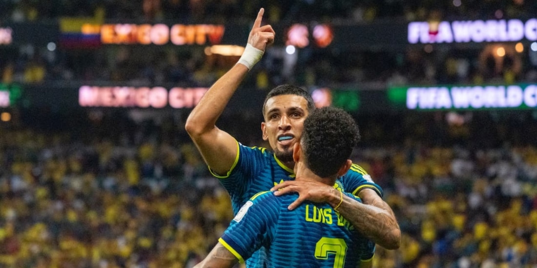 Daniel Muñoz y Luis Díaz celebran el primer gol de Colombia ante Uzbekistán en la Copa del Mundo 2026